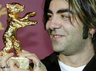 Fatih Akın holding the "Golden Bear"