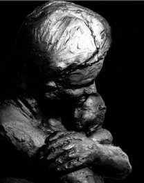 Mother with her child (Sculpture)