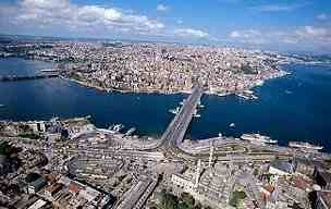 Aerial view of the Galata Bridge looking from Eminn to Karaky. To the left the Golden Horn, to the right the Bosporus.