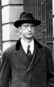 amon de Valera entering Leinster House, home of the Free State parliament.