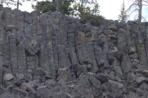 image:Columnar basalt at Sheepeater Cliff in Yellowstone-closeup-300px.JPG