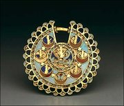 Achaemenid gold earring with inlays of turquoise, carnelian and lapis lazuli; Iran ; 5th-4th BC