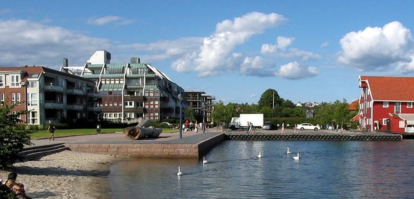 Kristiansand. Photo taken from Gravane, showing part of Strandpromenaden. Apartement building to the left is Markensgaten 1A. Red building to the right is seafood restaurant Sjhuset (meaning Sea House).