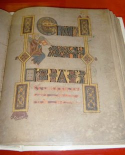Folio 183r from the 1990 facsimile of the Book of Kells contains the text "Erat autem hora tercia" ("now it was the third hour").