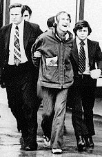 DEA agents Don Strange (r.) and Howard Safir (l.) arrest Leary in 1972