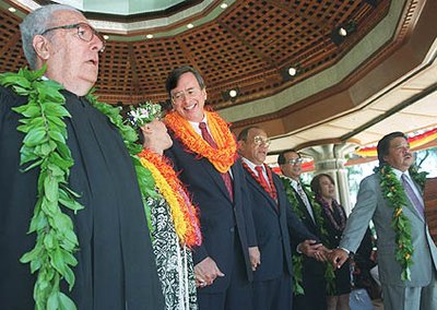 Former Mayor of Honolulu Jeremy Harris broke tradition and became the first to be inaugurated at  on January 2, 2001.