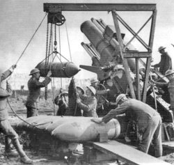 Loading a WW1 British 15 in (381 mm) howitzer